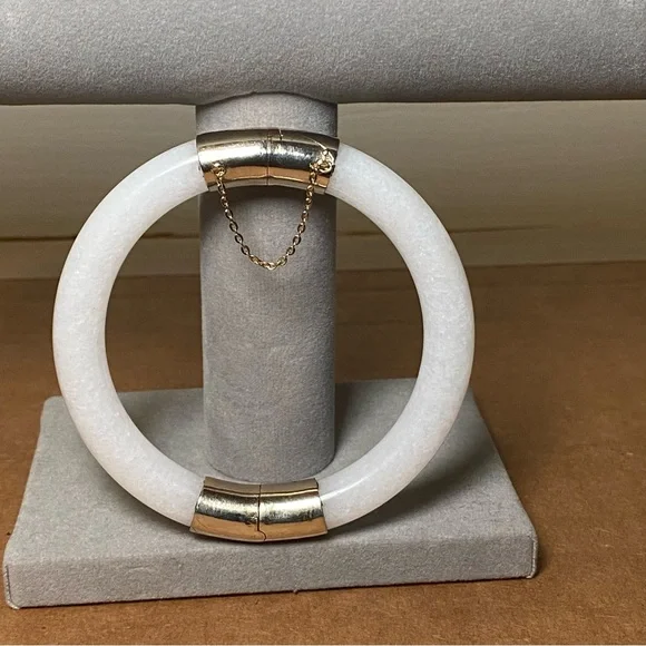 Vintage White Peking Glass Gold Tone Bracelet - Picture 2 of 10